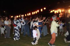 多くの参加者でにぎわった村民盆踊り