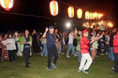多くの参加者でにぎわった村民盆踊り。緑の法被を着用して踊るのが川尻村長