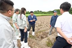 ジャガイモの生育状況を視察する委員ら