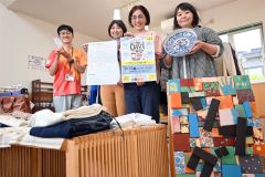 １周年を迎える「ツナグ」内でイベントへの参加を呼び掛ける（左から）町町民課の三好廉主査、フードドライブの実施を提案したかちまい上士幌の吉田恵さん、八下田さん、生涯活躍のまちかみしほろの渥美緑さん