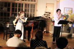 済んだ音色を響かせる瀬戸さん（左）と、サプライズで登場した大場さん