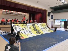本別高校吹奏楽部と帯広柏葉高校書道部による合同パフォーマンスが行われた