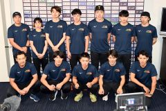氷上練習を公開したナショナルチーム。前列左から２人目が蟻戸一永、後列左から３人目が山田和哉