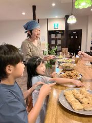 韓国やオーストラリアなどの料理が並び、多国籍な雰囲気に包まれた「カフェで海外トーク」