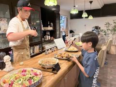 韓国やオーストラリアなどの料理が並び、多国籍な雰囲気に包まれた「カフェで海外トーク」