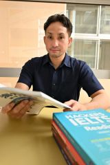 白樺の海外大学進学事例について発表する福井教諭