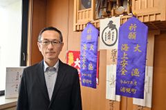 神棚に大漁祈願旗を供えた井上町長