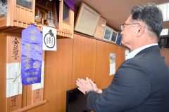 大漁祈願機を供え、豊漁と安全操業を祈願する按田町長