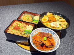 地元食材を使った焼き肉重やラーメンなどを提供する