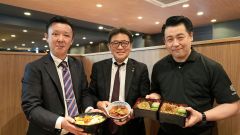 （右から）新店舗の北川志郎店長、加藤社長、小原博規部長