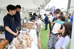 北海学園生が藤丸パークで食の交流イベント　子どもらでにぎわう 4