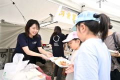北海学園生が藤丸パークで食の交流イベント　子どもらでにぎわう