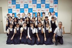 全道大会への決意を示す柚原さん（２列目の一番右）と乾さん（２列目の右から２番目）。佐藤部長（前列右から４番目）ら吹奏楽部員
