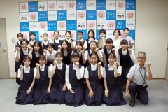 全道大会への決意を示す柚原さん（２列目の一番右）と乾さん（２列目の右から２番目）。佐藤部長（前列右から４番目）ら吹奏楽部員