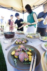 リブロースのロースト（手前）など、「十勝わがママビーフ」を堪能する参加者ら