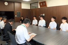和歌山県串本町に派遣される大樹高校・大樹航空宇宙ボランティアサークルの生徒ら（船水よう子通信員撮影）