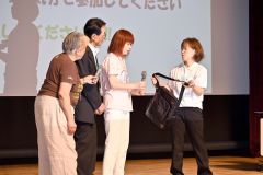 参加者を交え、子ども向けＷＳを披露する十勝ＣＡＰそらの駅の棟方代表（左）ら