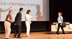 参加者を交え、子ども向けＷＳを披露する十勝ＣＡＰそらの駅の棟方代表（左）ら