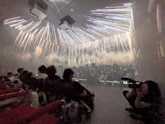 天井まで花火が広がり、没入感を提供した「うららイマーシブライブ」