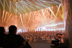 勝毎花火を中継、天井まで広がる映像　うららのライブ第１弾
