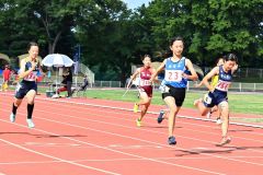 【１年女子１００メートル決勝】ライバルを抑えて１３秒０９で優勝した菊池芽生（右から２人目、鹿追）。共通１００メートル障害との２冠を達成した