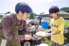 ピザ作りに挑戦する参加者ら