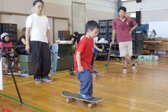 スケートボードを体験する子どもたち