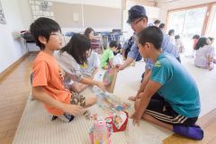 「ハンドサインでストップすごろく」を広尾署員と楽しみ、交通ルールを学ぶ子どもたち