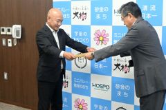 黒川町長（右）から感謝状を受け取る佐藤社長