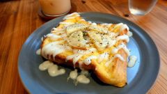 同店オリジナルメニューの「ジャガチーズ」。芽室町産ジャガイモとチーズを使用し食べ応えのある一品