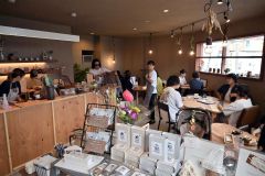 開店初日でにぎわう店内