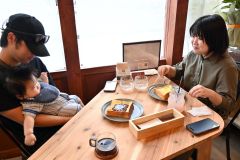 フレンチトーストを楽しむ家族