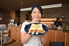 ジャガチーズフレンチトーストを紹介する野澤さん