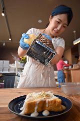 ジャガチーズフレンチトーストを紹介する野澤さん
