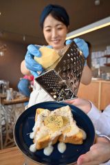 ジャガチーズフレンチトーストを紹介する野澤さん