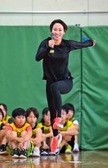 子どもたちに走り方のこつを伝える福島さん(28日、幕別札内北小学校で。塩原真撮影)