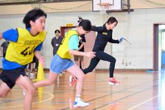 元オリンピック選手の福島千里さん 札内小で走る楽しさ伝授 幕別 11