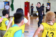 元オリンピック選手の福島千里さん 札内小で走る楽しさ伝授 幕別 12