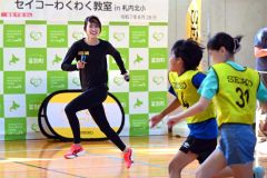 元オリンピック選手の福島千里さん 札内小で走る楽しさ伝授 幕別 15