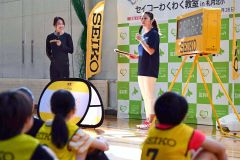 元オリンピック選手の福島千里さん 札内小で走る楽しさ伝授 幕別 18
