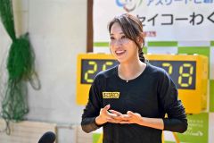 元オリンピック選手の福島千里さん 札内小で走る楽しさ伝授 幕別 2