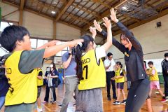 元オリンピック選手の福島千里さん 札内小で走る楽しさ伝授 幕別 3