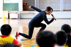 元オリンピック選手の福島千里さん 札内小で走る楽しさ伝授 幕別 7