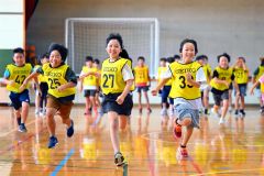 福島さんから教わったフォームで走る子どもたち(28日、幕別札内北小学校で。塩原真撮影)