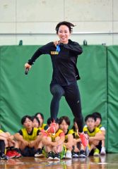 子どもたちに走り方のこつを伝える福島さん(28日、幕別札内北小学校で。塩原真撮影)