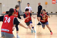 集中して練習に取り組む選手たち