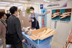 こだわりの詰まった商品を売り込む十勝企業のブース