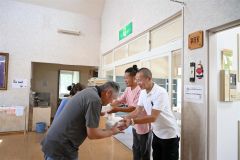 利用者代表に弁当を手渡した多田理事長（右端）ら