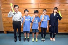 加賀教育長（左）に意気込みを語った小中学生