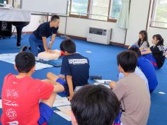 心肺蘇生法を学ぶ生徒たち